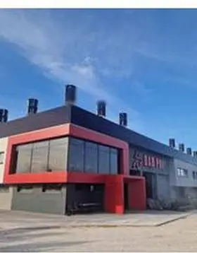 Nowoczesny budynek przemysłowy z czerwonymi akcentami